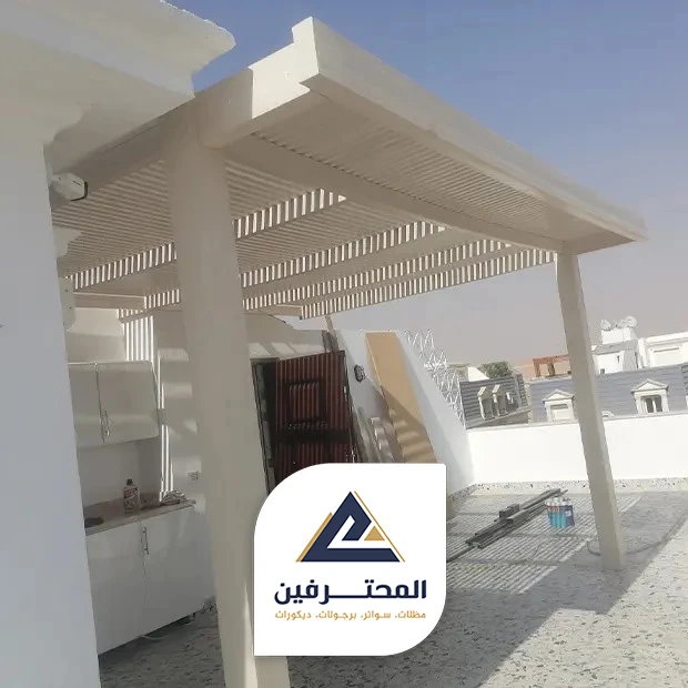 مظلات لون ابيض
